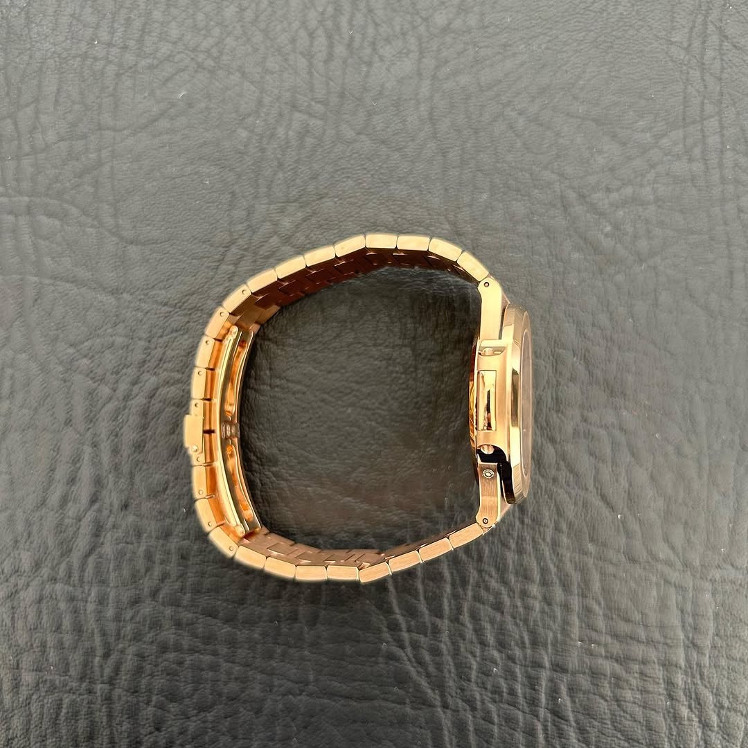 PATEK PHILIPPE NAUTILUS BROWN DIAL ROSE GOLD SELF-WINDING 40 MM